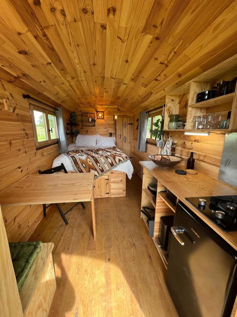 Les Logements Insolites De La Base Nautique Verneuil  Eksteriør billede