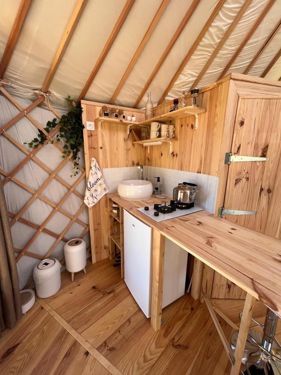 Les Logements Insolites De La Base Nautique Verneuil  Eksteriør billede